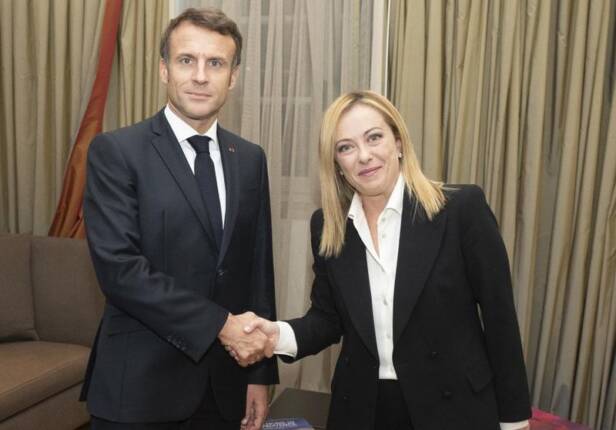 Relations franco-italiennes : Macron et Darmanin se distribuent les rôles