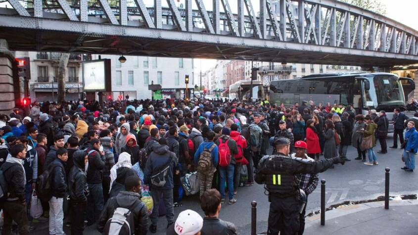 IMMIGRATION - GENS DU VOYAGE- Evacuation-d-un-camp-de-migrants-installe-sous-le-metro-aerien-pres-de-la-station-stalingrad-a-paris-le-2-mai-2016_5590543-845x475