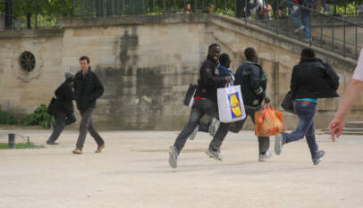 [SATIRE A VUE] Pour cet adjoint parisien, les vendeurs à la sauvette font partie du folklore !