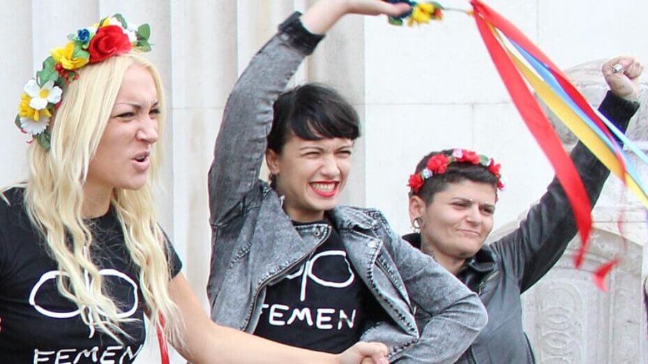 800px-Femen_à_la_sortie_du_tribunal_de_Paris_13_septembre_2013