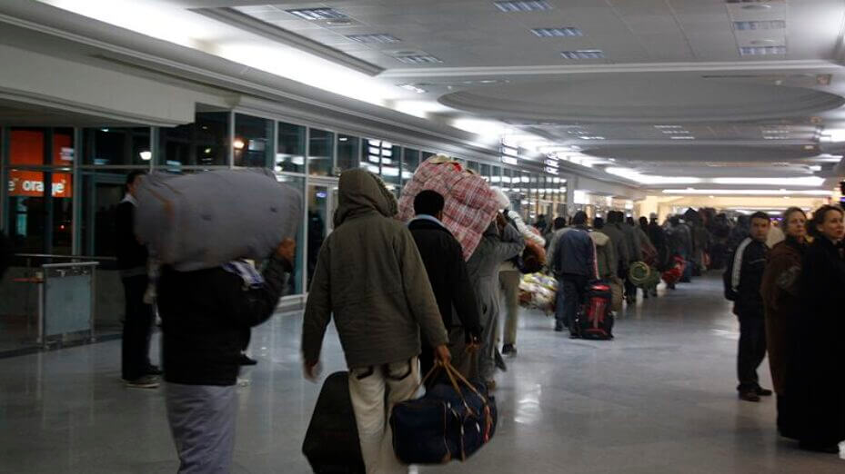 800px-Bangladeshi_migrants_from_Libya_at_Djerba_airport-dfid