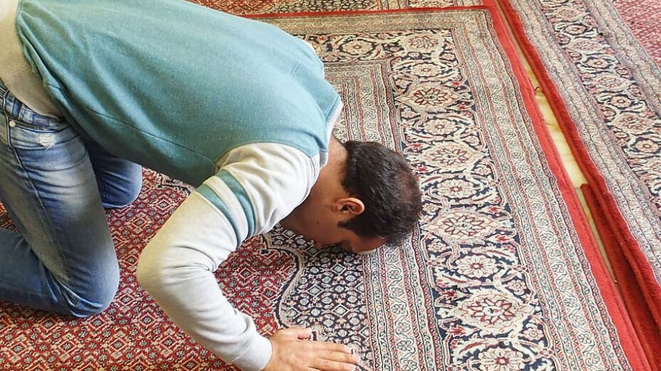 prayer-islam-iran-muslim