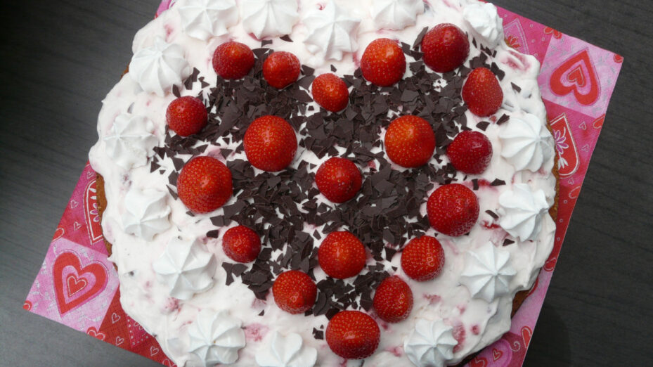 cake_heart_favorite_love_strawberry_pie_strawberries_strawberry_cake_cream-1147613