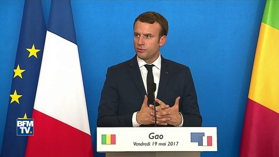 Macron a du mal à parler et à marcher sur ses « deux zambes »