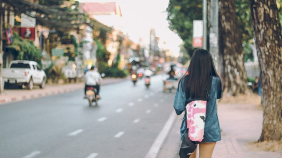 femme dans la rue