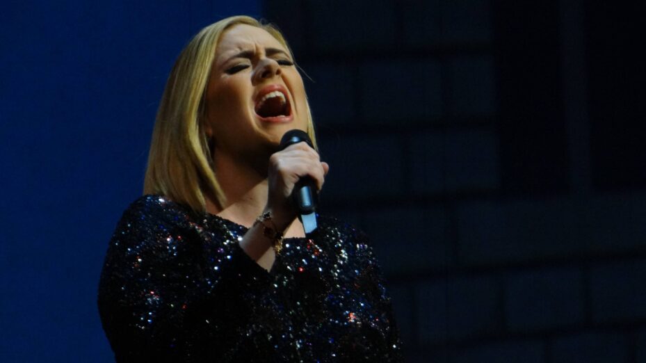 Adele_'Adele_Live_2016'_-_Nashville_DSC04671_(30410853565)