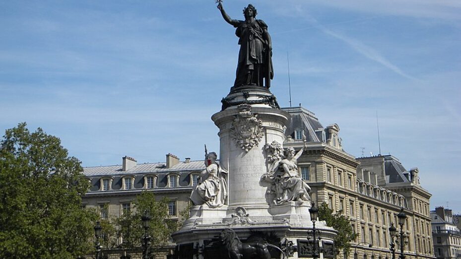 800px-Place_de_la_Republique,_Monument_for_Gloire_de_la_Republique_Francaise_(2)