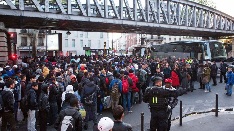 evacuation-d-un-camp-de-migrants-installe-sous-le-metro-aerien-pres-de-la-station-stalingrad-a-paris-le-2-mai-2016_5590543