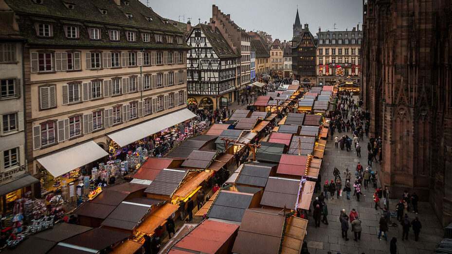 Strasbourg_marché_de_Noël_place_de_la_cathédrale_jour_décembre_2014