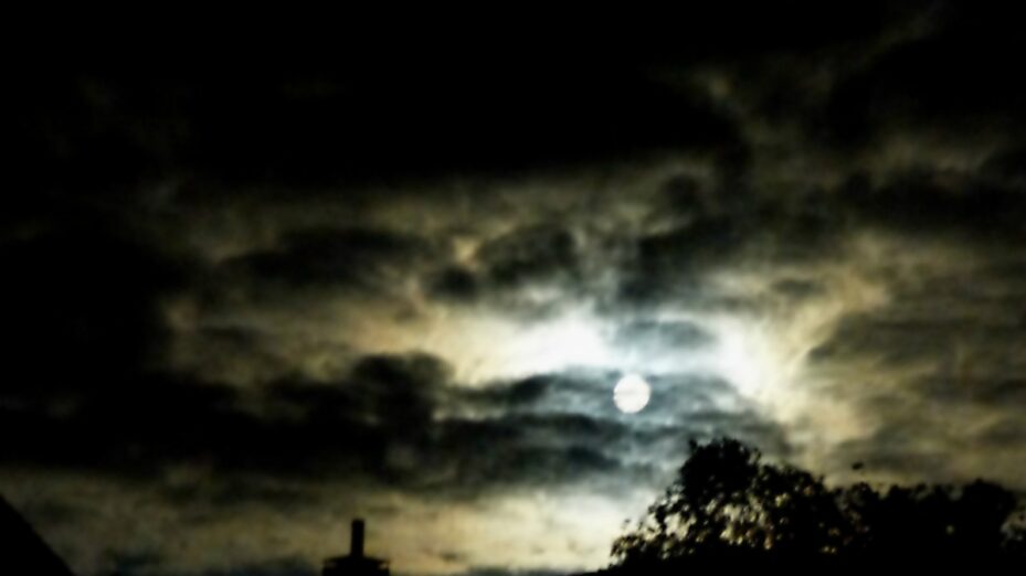 night_full_moon_gespenstig_blurry_dream_clouds_nightmare_darkness-955984
