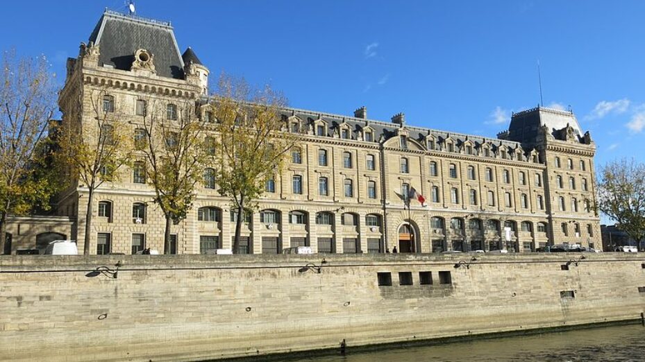 Building_of_préfecture_de_police_de_Paris_from_pier_of_Seine_river