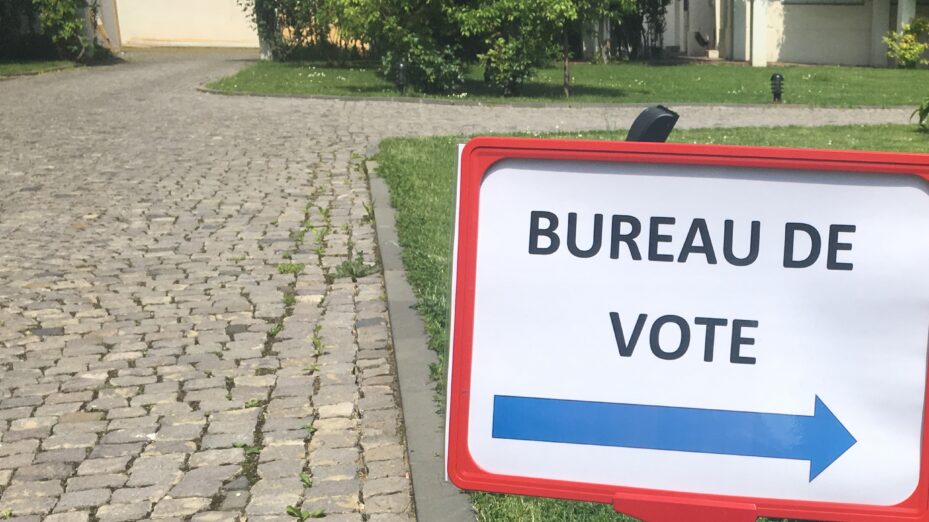 Bureau de vote à l'ambassade de France à Bucarest - Photo BV