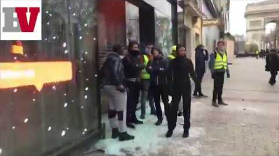 « Des jeunes de banlieue pillent la boutique Orange des Champs défendue par des gilets jaunes pacifiques »