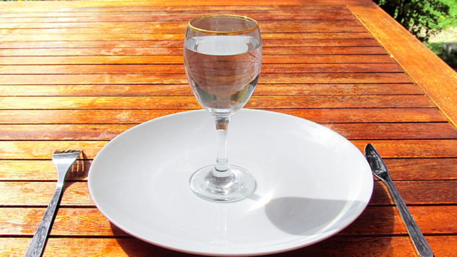 assiette vide glass-of-water-on-an-empty-plate