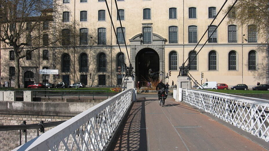 Lycée_Ampère_et_passerelle_à_Lyon