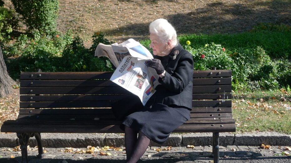 vieux lisant le journal