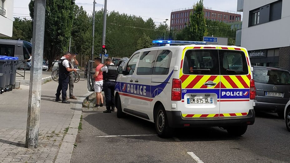 1200px-Police_nationale,_verbalisation_d'un_automobiliste,_Strasbourg_(2019)