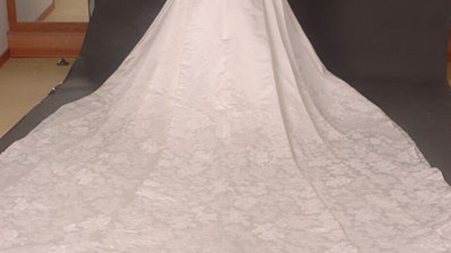 robe de mariée -Kate_Middleton_Royal_Dress_Replica_-_Full_Back
