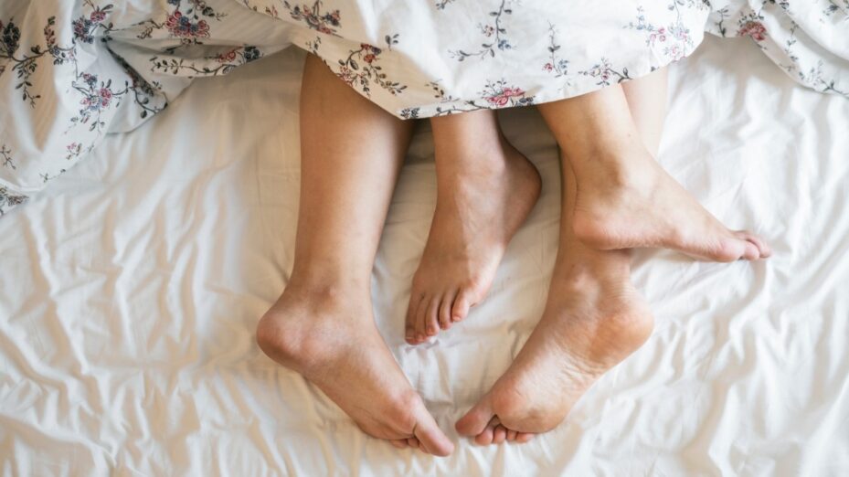 adults_barefoot_bed_bedroom_blanket_caucasian_couple_feet-1560071