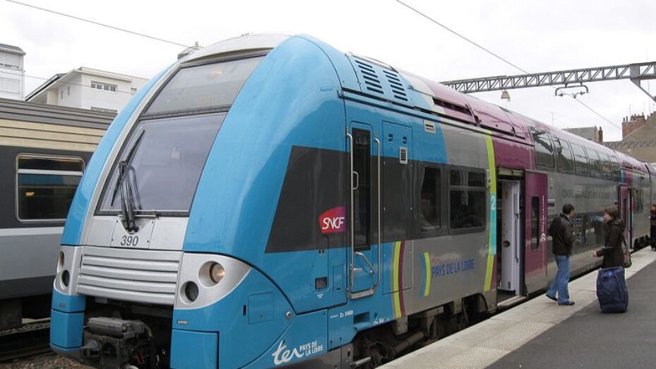 800px-SNCF_TER_ALSTOM_2Nng_en_gare_de_Tours_1