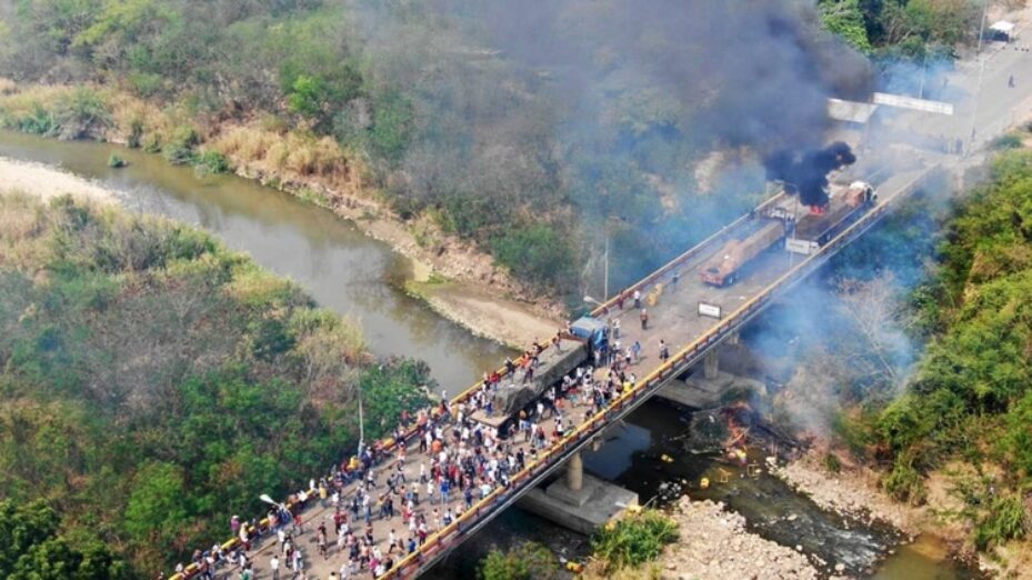 foto-aerea-incendio-gandola-venezuela-ayuda-humanitaria