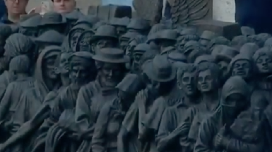 statue migrants pape vatican