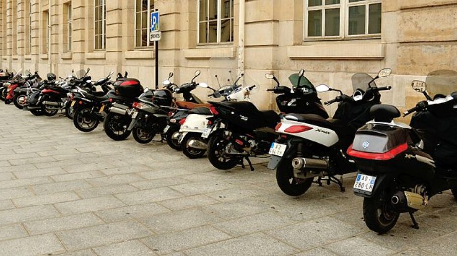 Motorcycles_in_Paris_DSC_2052w