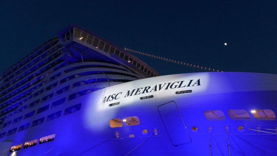 The-bottle-smashes-on-the-hull-to-officially-christen-MSC-Meraviglia-854x570