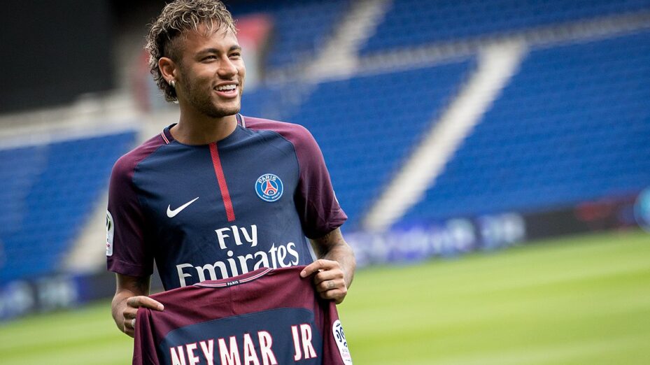 1200px-Neymar_Jr_presentation_-_Press_conference_for_PSG_001