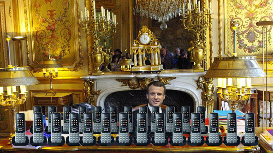 Macron telephones