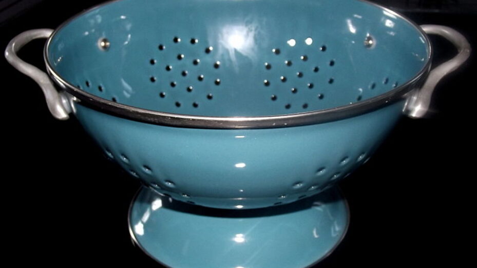 799px-Blue_colander