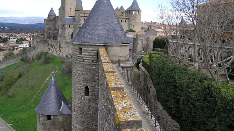 Carcassonne,_France,_view_of_the_walls_of_the_medieval_city.
