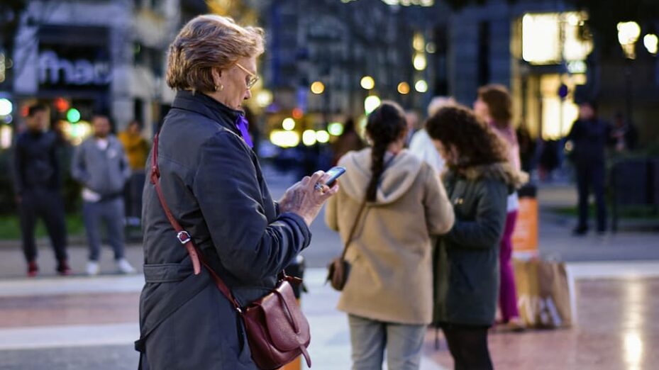 woman-texting-women-day-smartphone