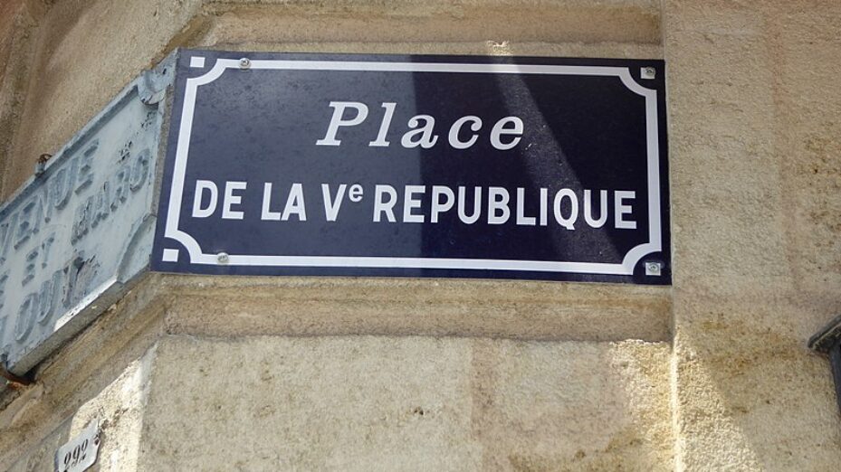 800px-Place_de_la_Ve_République,_Pessac,_July_2014_(01)