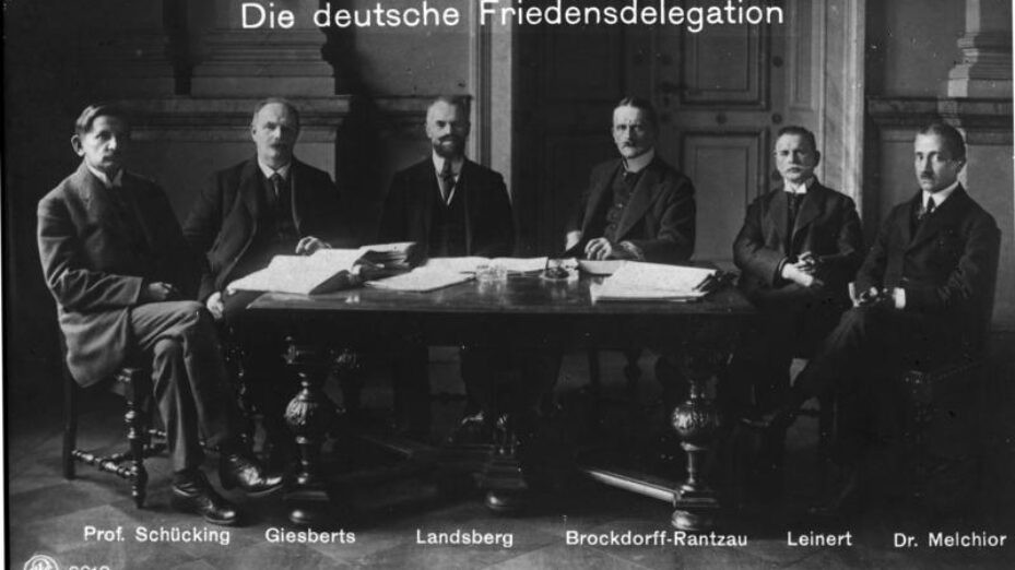 Bundesarchiv_Bild_146-1971-037-34,_Die_deutsche_Friedensdelegation