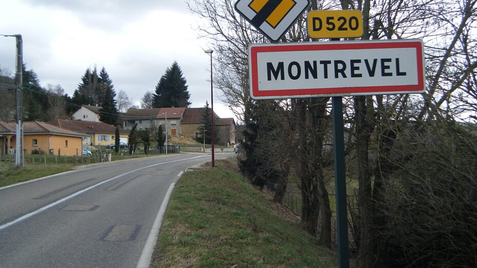 1200px-Panneau_d'entrée_de_Montrevel_(D520)