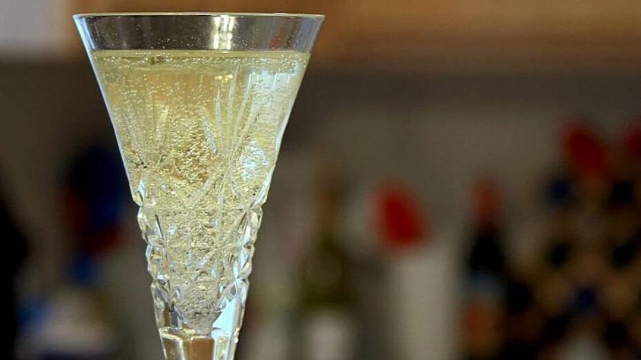 champagne-flutes-glasses-bubbles-725x544