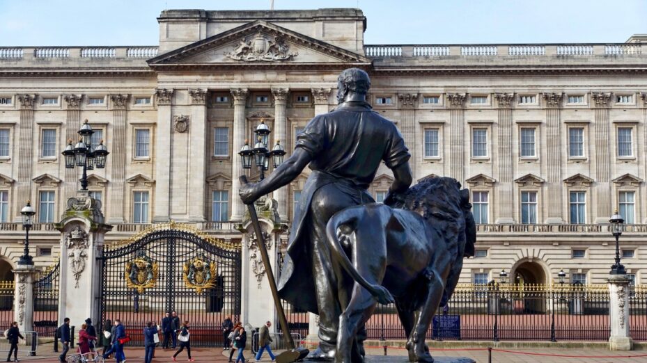 buckingham_palace_london_statue_landmark_tourism_attraction-832905