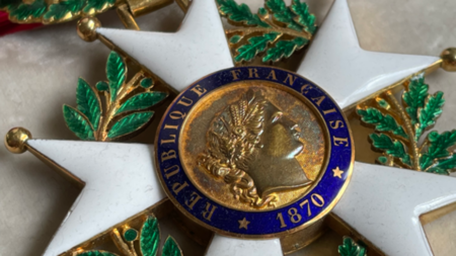 Badge_of_the_French_Legion_d’Honneur_-_Third_Republic_(Obverse)