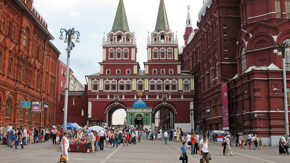 800px-Moscow_-_Entrance_of_Red_Square
