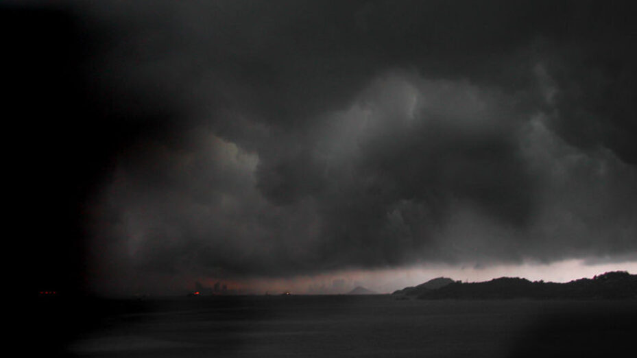 800px-Typhoon_in_Hong_Kong