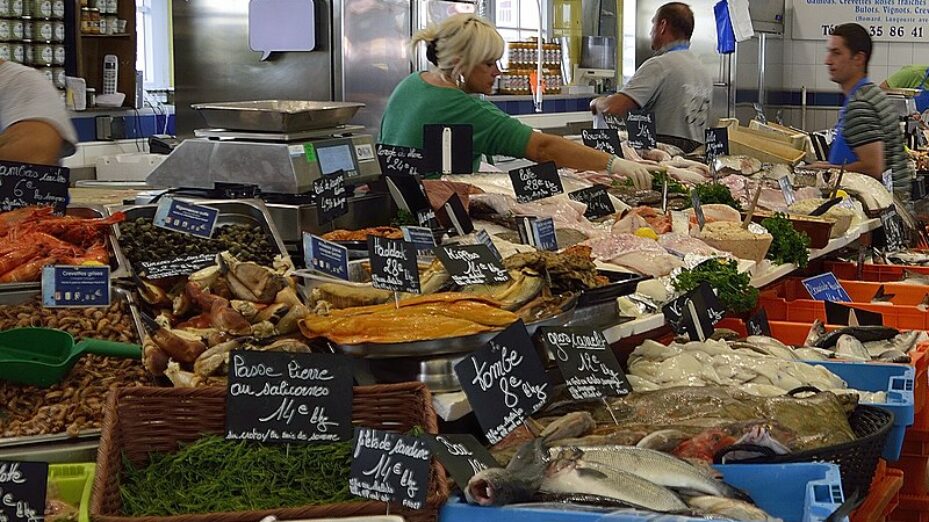 800px-La_poissonnière_+_fishmonger_in_France