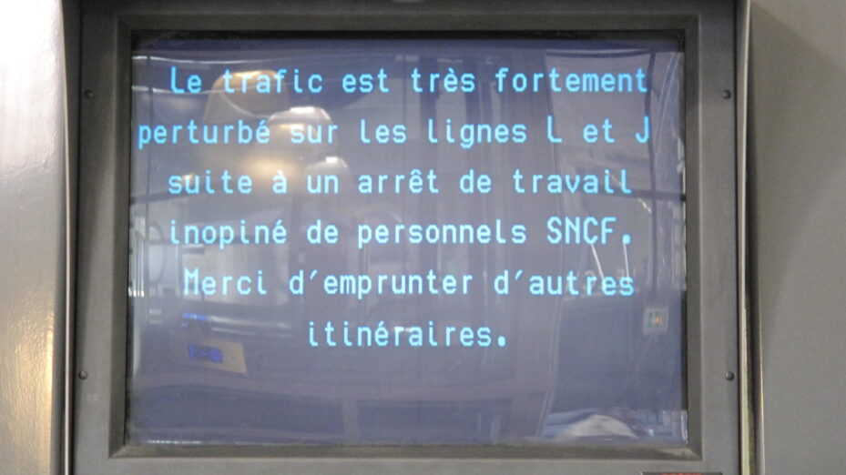Information_board_about_delays_because_of_SNCF_strikes