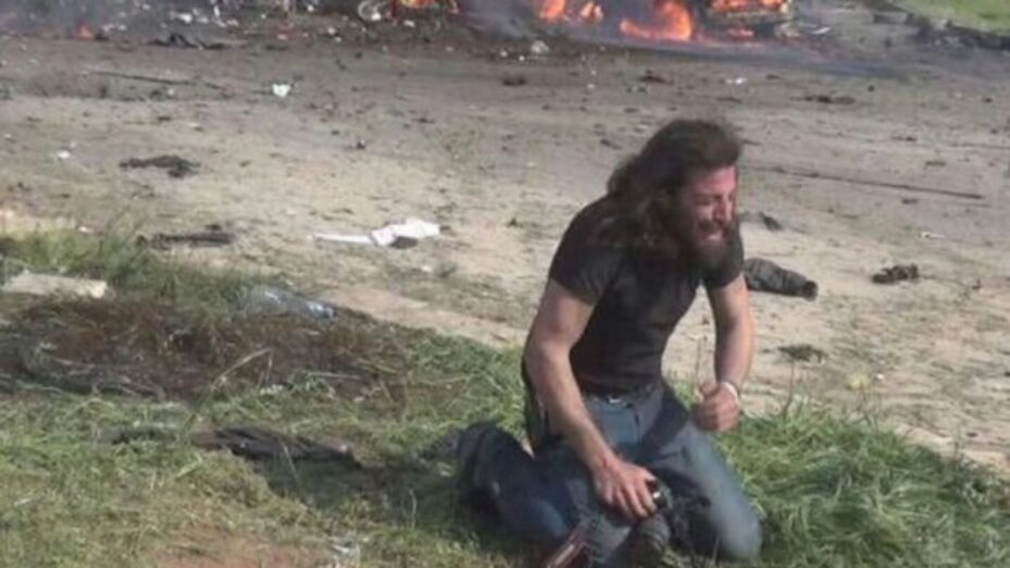 Devastating-photo-AbdHabak-Syrian-videographer-next-to-the-charred-body-of-a-child-39-children-o