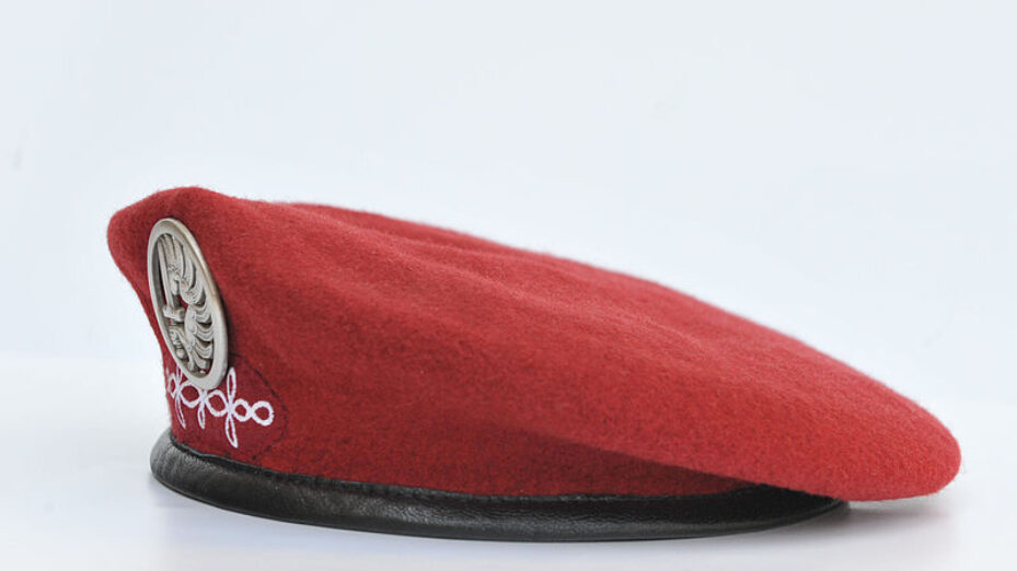 800px-Beret_rouge_rhp