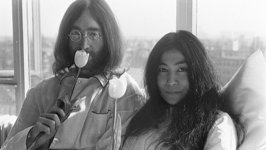800px-John_Lennon_en_zijn_echtgenote_Yoko_Ono_op_huwelijksreis_in_Amsterdam_hielden_pe,_Bestanddeelnr_922-2301