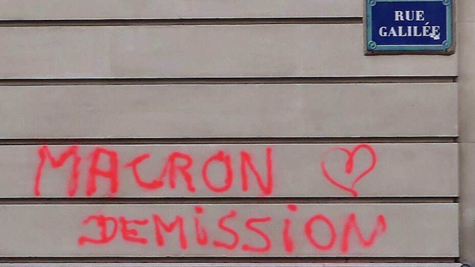722px-Graffiti_anti-Macron,_rue_Galilée,_Paris_16e