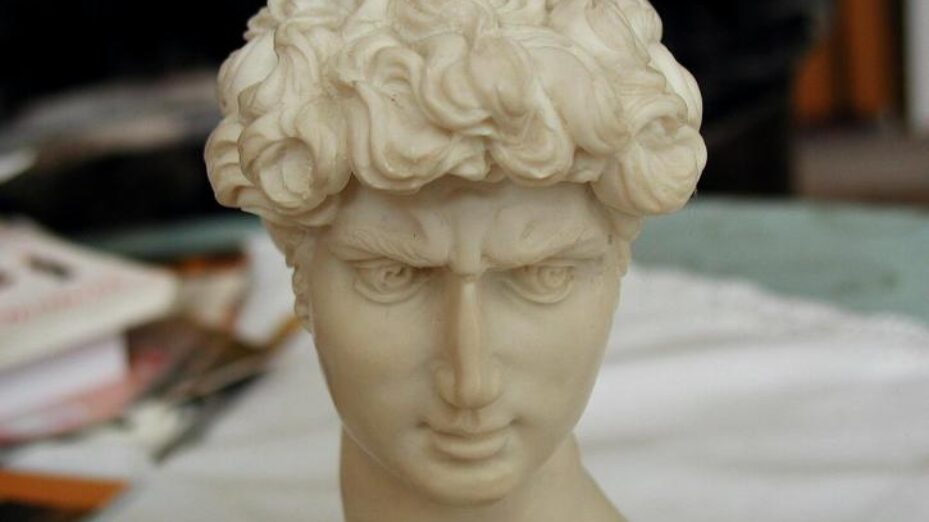 roman-emperor-statue-head-725x544