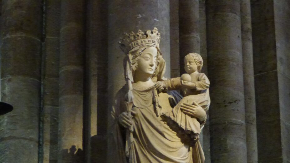 paris_4_notre_dame_statue_vierge_enfant