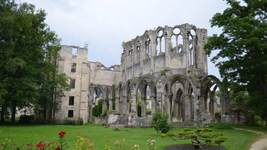 Ruines_de_l'église_de_l'abbaye_d'Ourscamp_(2)